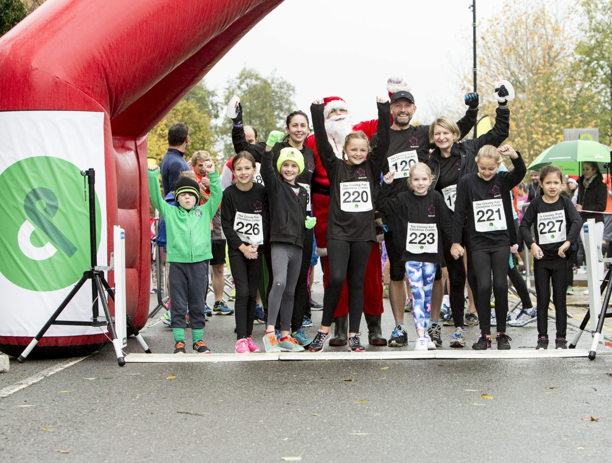 Croxley Park 10K Run | People cheering at finish line